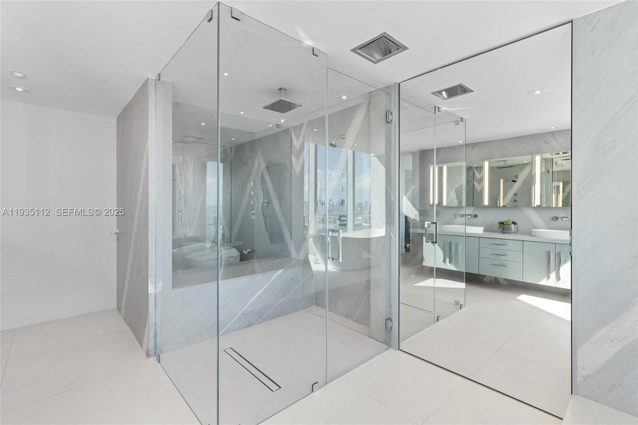 Real estate property located at 1000 Pointe Dr #3501, Miami-dade, Murano At Portofino Condo, Miami Beach, FL