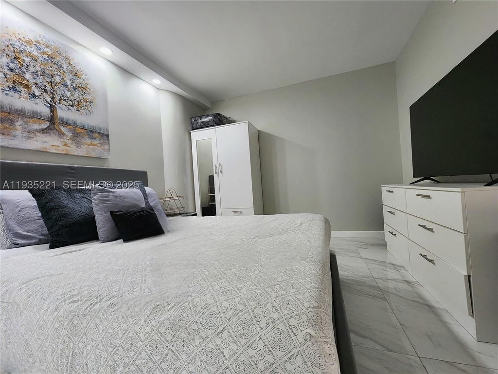 Real estate property located at 3725 Ocean Dr #425, Broward, Sea Air Towers Condo, Hollywood, FL