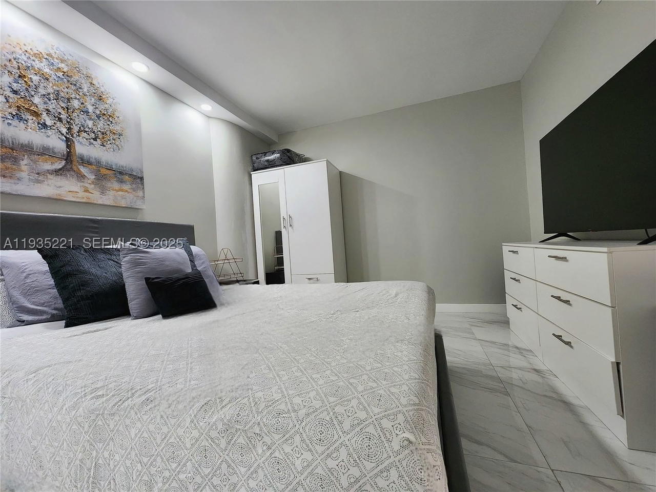 Real estate property located at 3725 Ocean Dr #425, Broward, Sea Air Towers Condo, Hollywood, FL