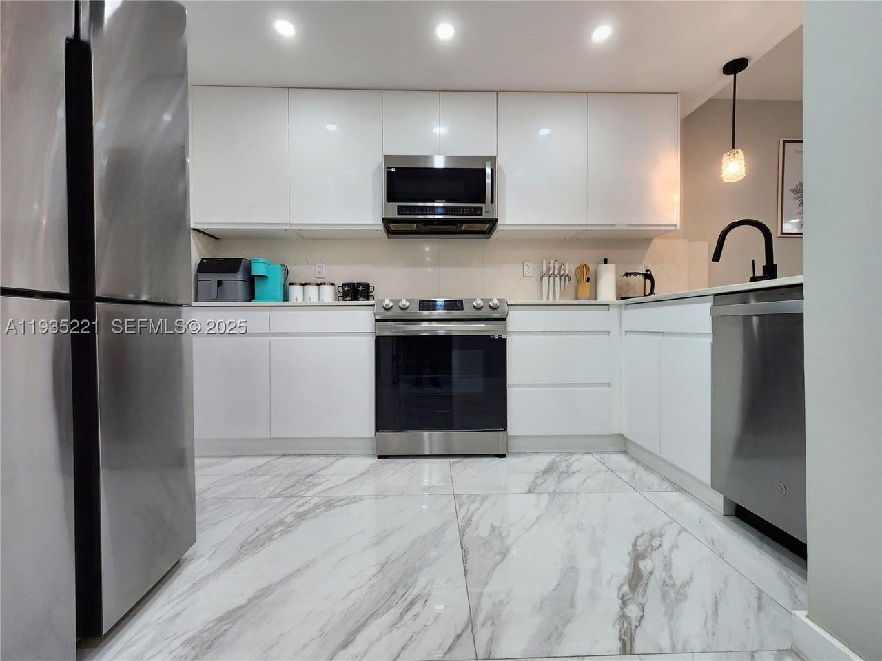 Real estate property located at 3725 Ocean Dr #425, Broward, Sea Air Towers Condo, Hollywood, FL