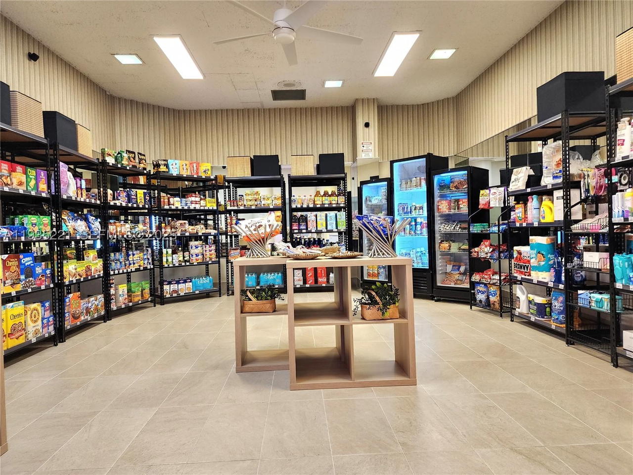 Real estate property located at 3725 Ocean Dr #425, Broward, Sea Air Towers Condo, Hollywood, FL