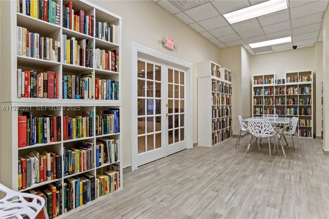 Real estate property located at 3725 Ocean Dr #425, Broward, Sea Air Towers Condo, Hollywood, FL