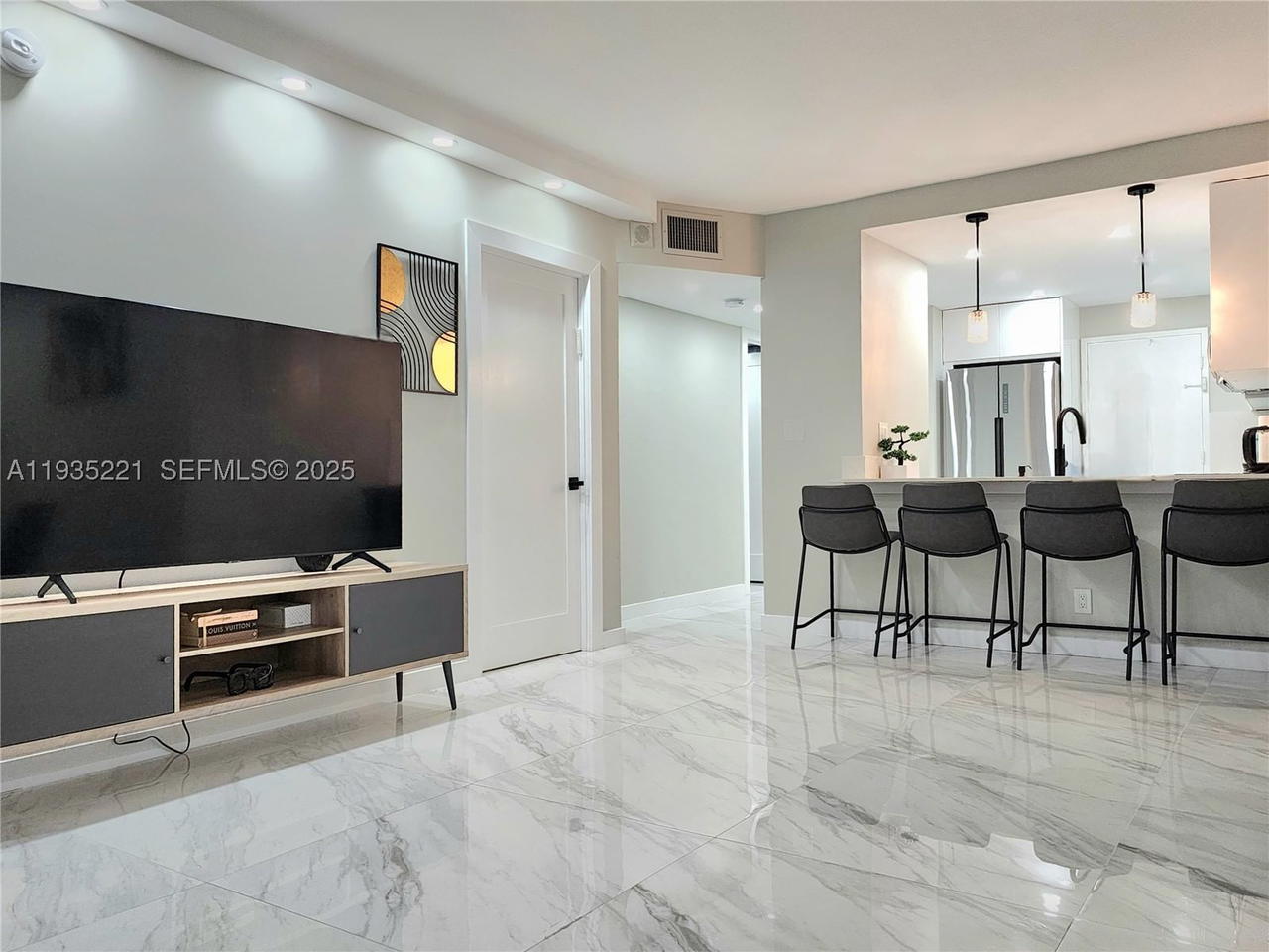 Real estate property located at 3725 Ocean Dr #425, Broward, Sea Air Towers Condo, Hollywood, FL