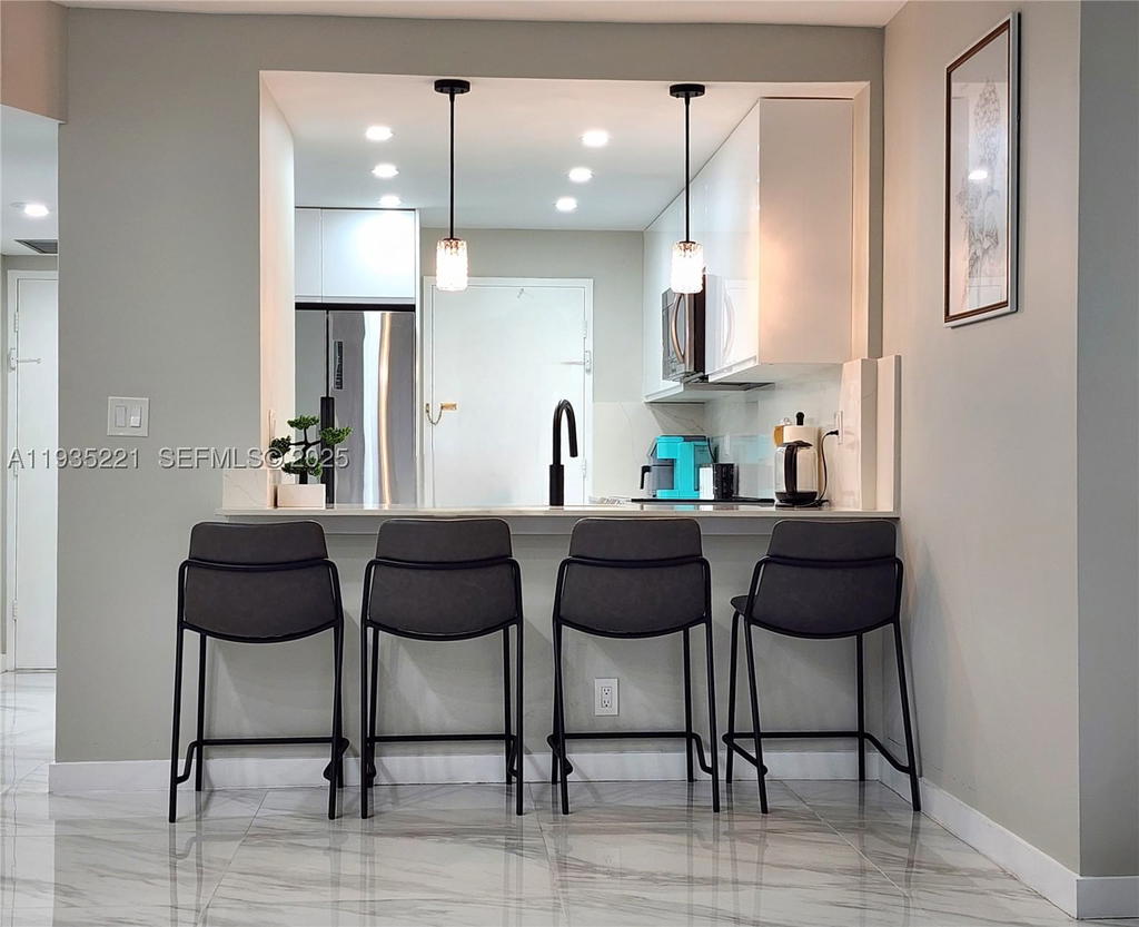 Real estate property located at 3725 Ocean Dr #425, Broward, Sea Air Towers Condo, Hollywood, FL