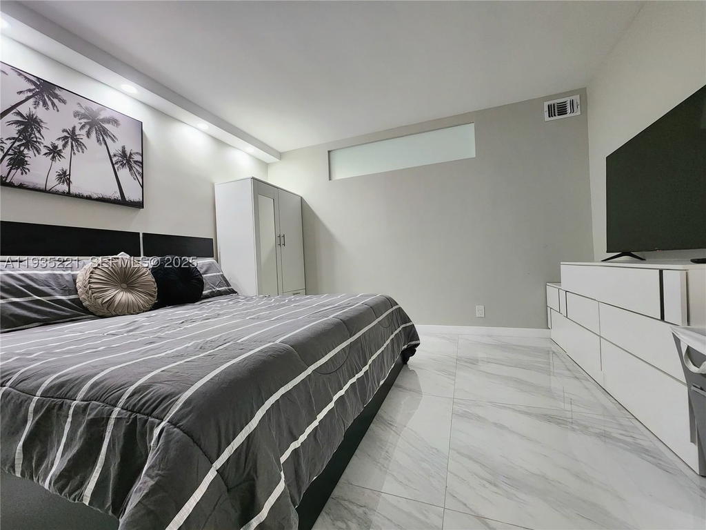 Real estate property located at 3725 Ocean Dr #425, Broward, Sea Air Towers Condo, Hollywood, FL