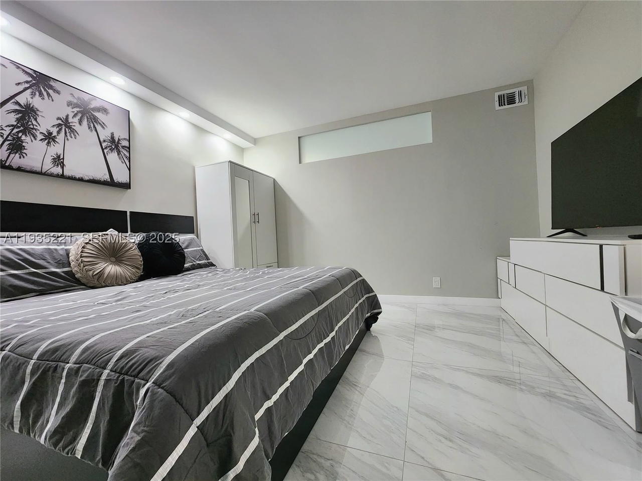 Real estate property located at 3725 Ocean Dr #425, Broward, Sea Air Towers Condo, Hollywood, FL