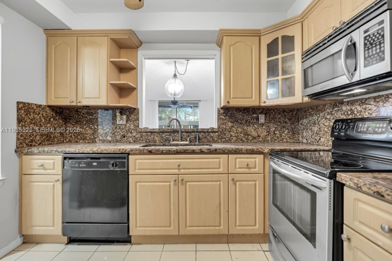 Real estate property located at 406 68th Ave #125, Broward, Polynesian Gardens Condom, Plantation, FL