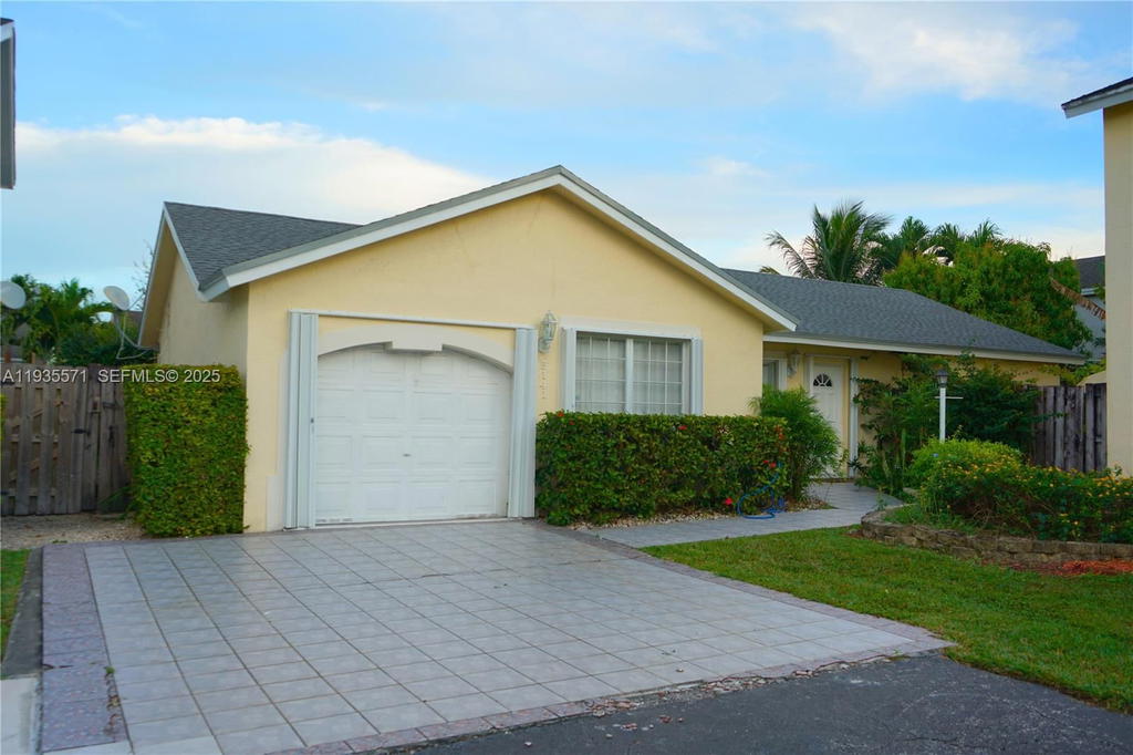 Real estate property located at 5141 101st Pl, Miami-dade, Village Of Doral Lakes, Doral, FL