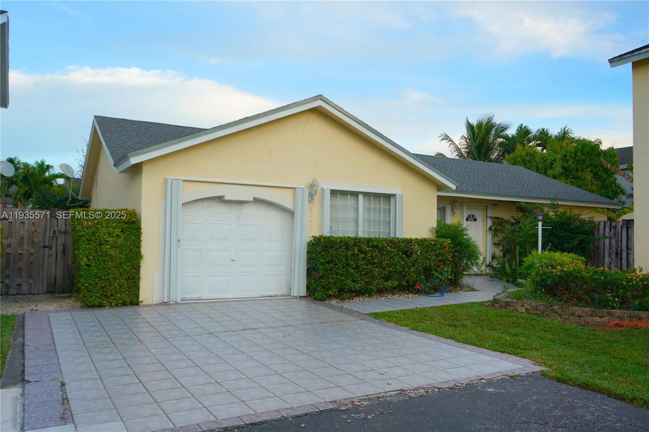 Real estate property located at 5141 101st Pl, Miami-dade, Village Of Doral Lakes, Doral, FL