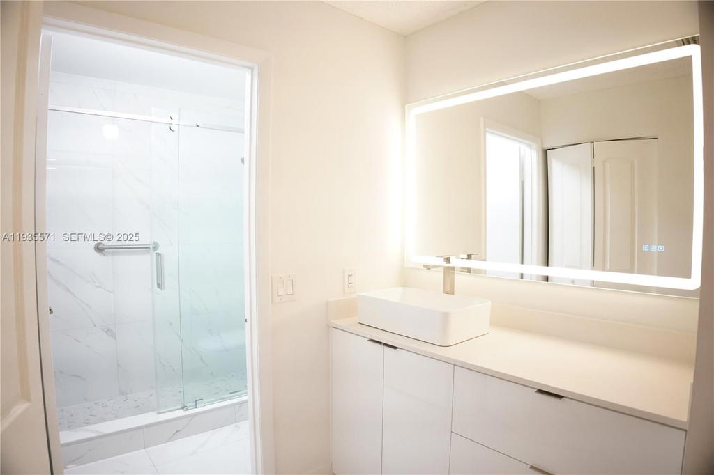 Real estate property located at 5141 101st Pl, Miami-dade, Village Of Doral Lakes, Doral, FL