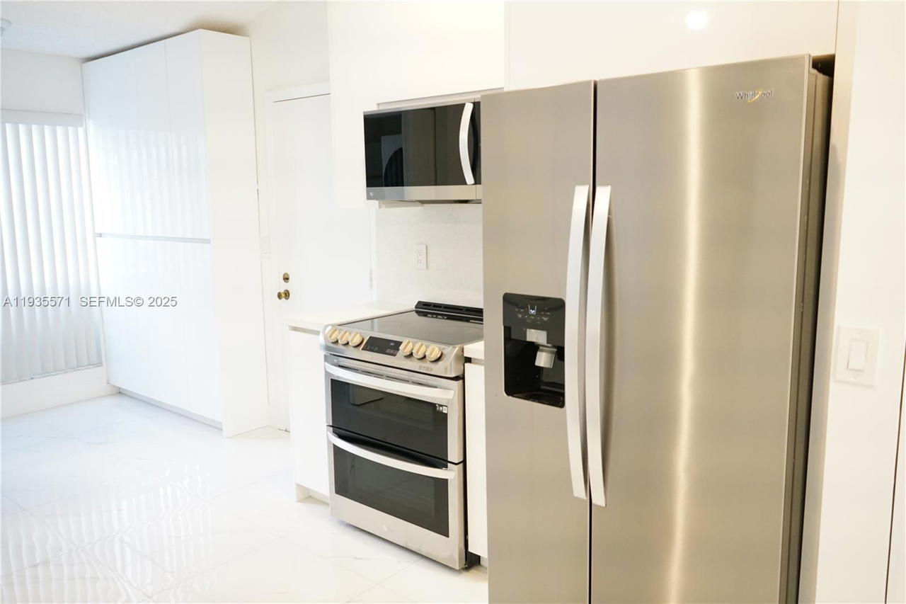 Real estate property located at 5141 101st Pl, Miami-dade, Village Of Doral Lakes, Doral, FL