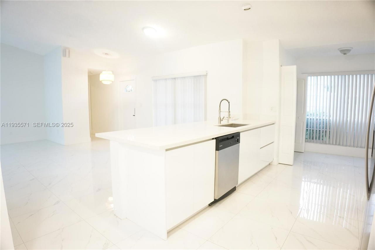 Real estate property located at 5141 101st Pl, Miami-dade, Village Of Doral Lakes, Doral, FL