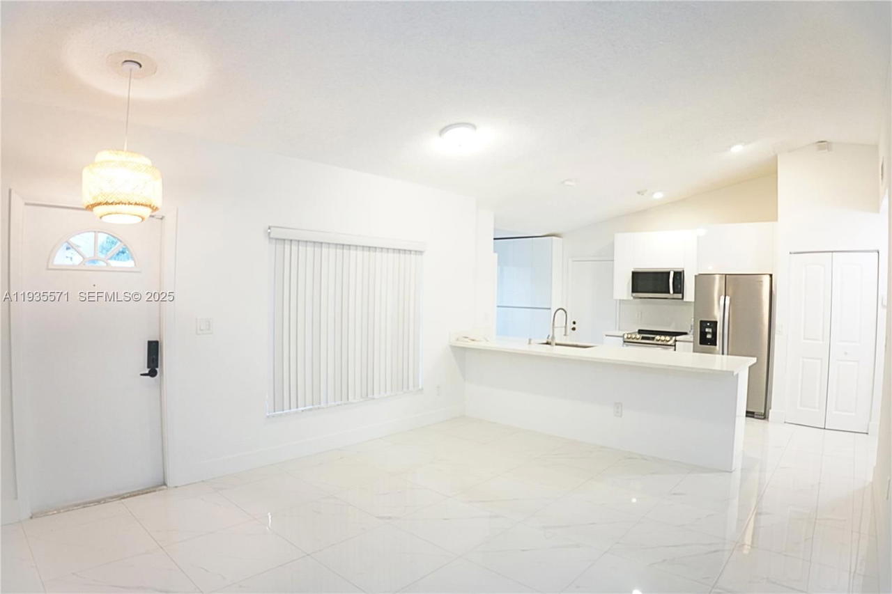 Real estate property located at 5141 101st Pl, Miami-dade, Village Of Doral Lakes, Doral, FL