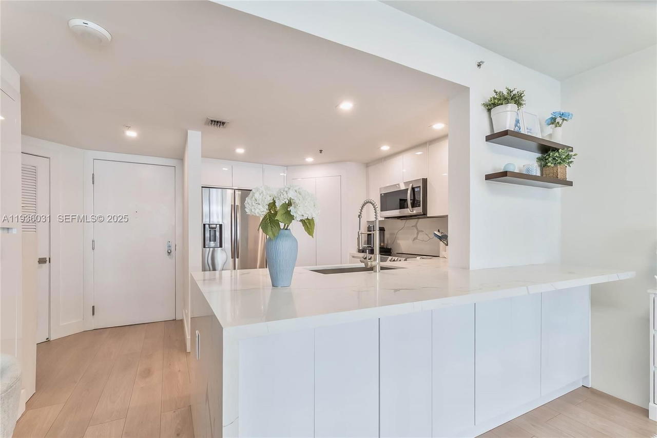 Real estate property located at 701 Brickell Key Blvd #808, Miami-dade, Courvoisier Courts Condo, Miami, FL