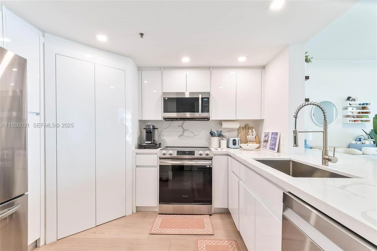 Real estate property located at 701 Brickell Key Blvd #808, Miami-dade, Courvoisier Courts Condo, Miami, FL