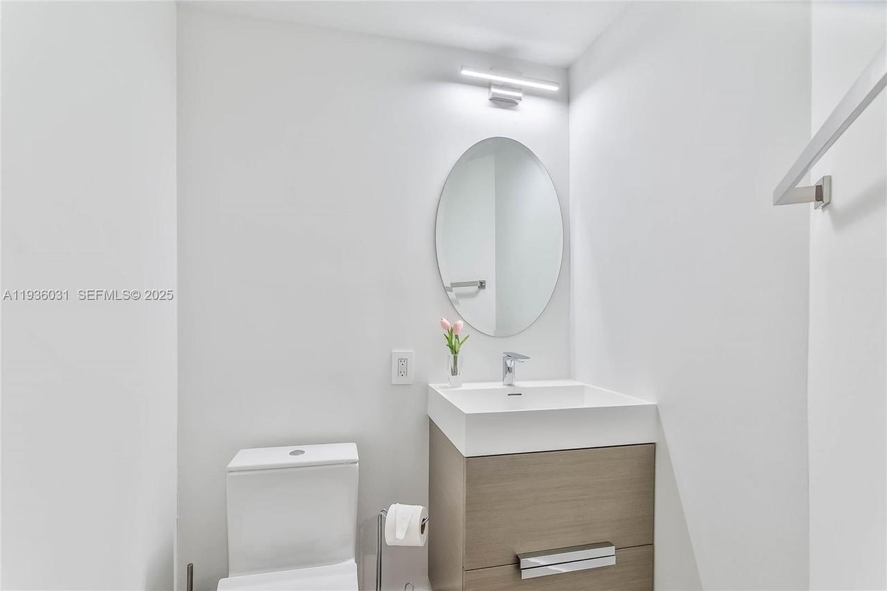 Real estate property located at 701 Brickell Key Blvd #808, Miami-dade, Courvoisier Courts Condo, Miami, FL