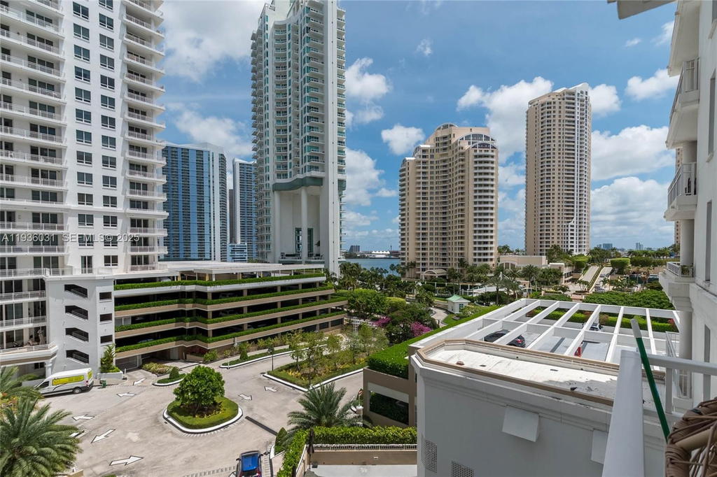 Real estate property located at 701 Brickell Key Blvd #808, Miami-dade, Courvoisier Courts Condo, Miami, FL