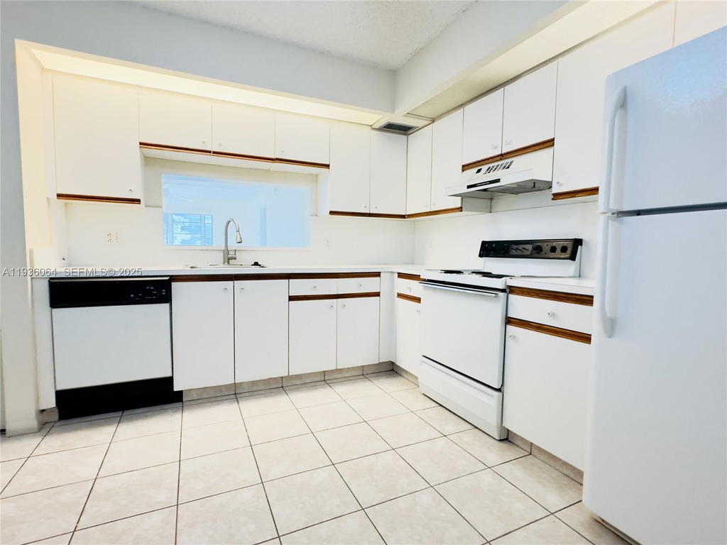 Real estate property located at 13000 15th Ct #207U, Broward, Ivanhoe East At Century V, Pembroke Pines, FL