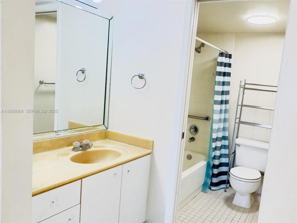 Real estate property located at 13000 15th Ct #207U, Broward, Ivanhoe East At Century V, Pembroke Pines, FL