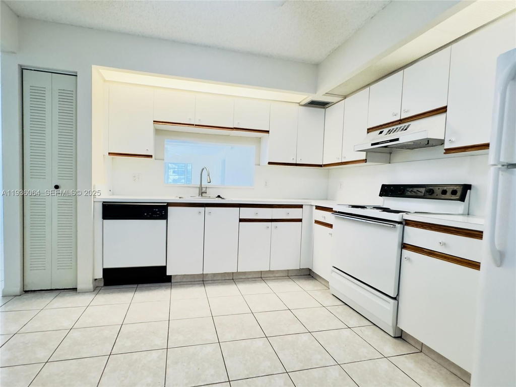 Real estate property located at 13000 15th Ct #207U, Broward, Ivanhoe East At Century V, Pembroke Pines, FL