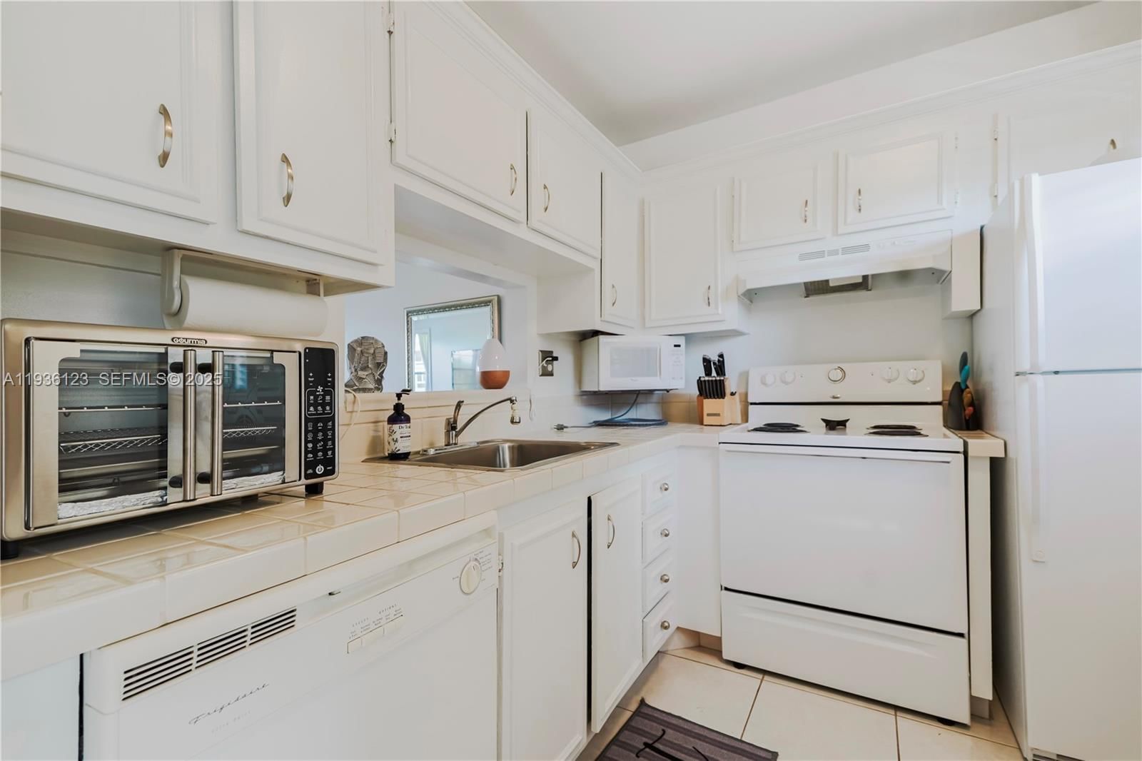Real estate property located at 4801 34th St #508, Broward, Gladiola Gardens Condo, Lauderdale Lakes, FL