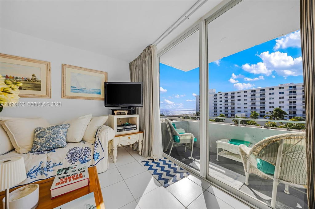 Real estate property located at 465 Ocean Dr #708, Miami-dade, Royal Atlantic Condo, Miami Beach, FL