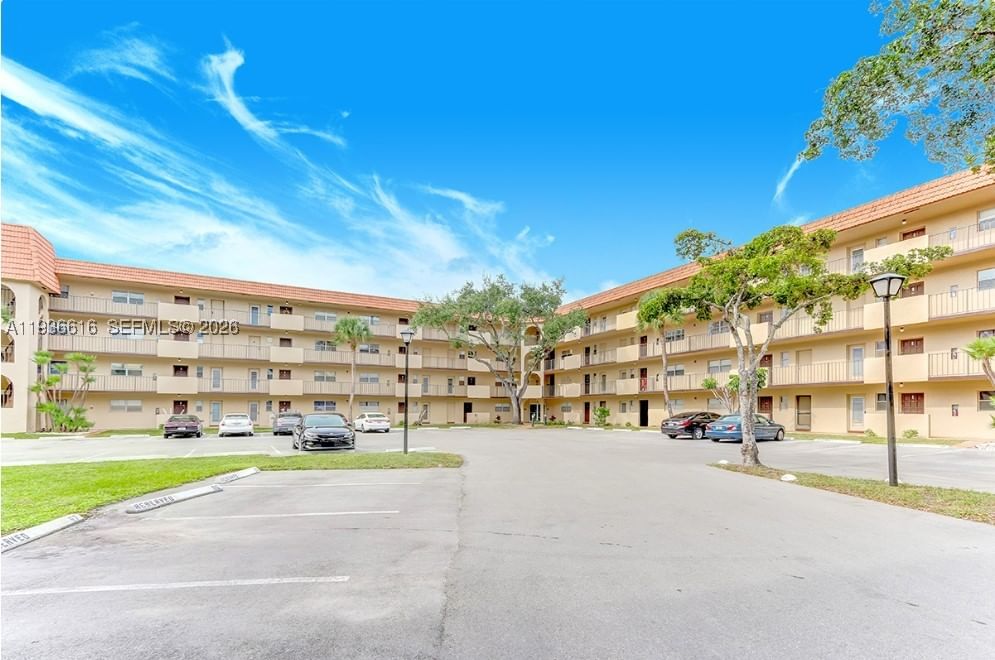 Real estate property located at 6301 Falls Cir Dr #313, Broward, Inverrary Country Club, Lauderhill, FL