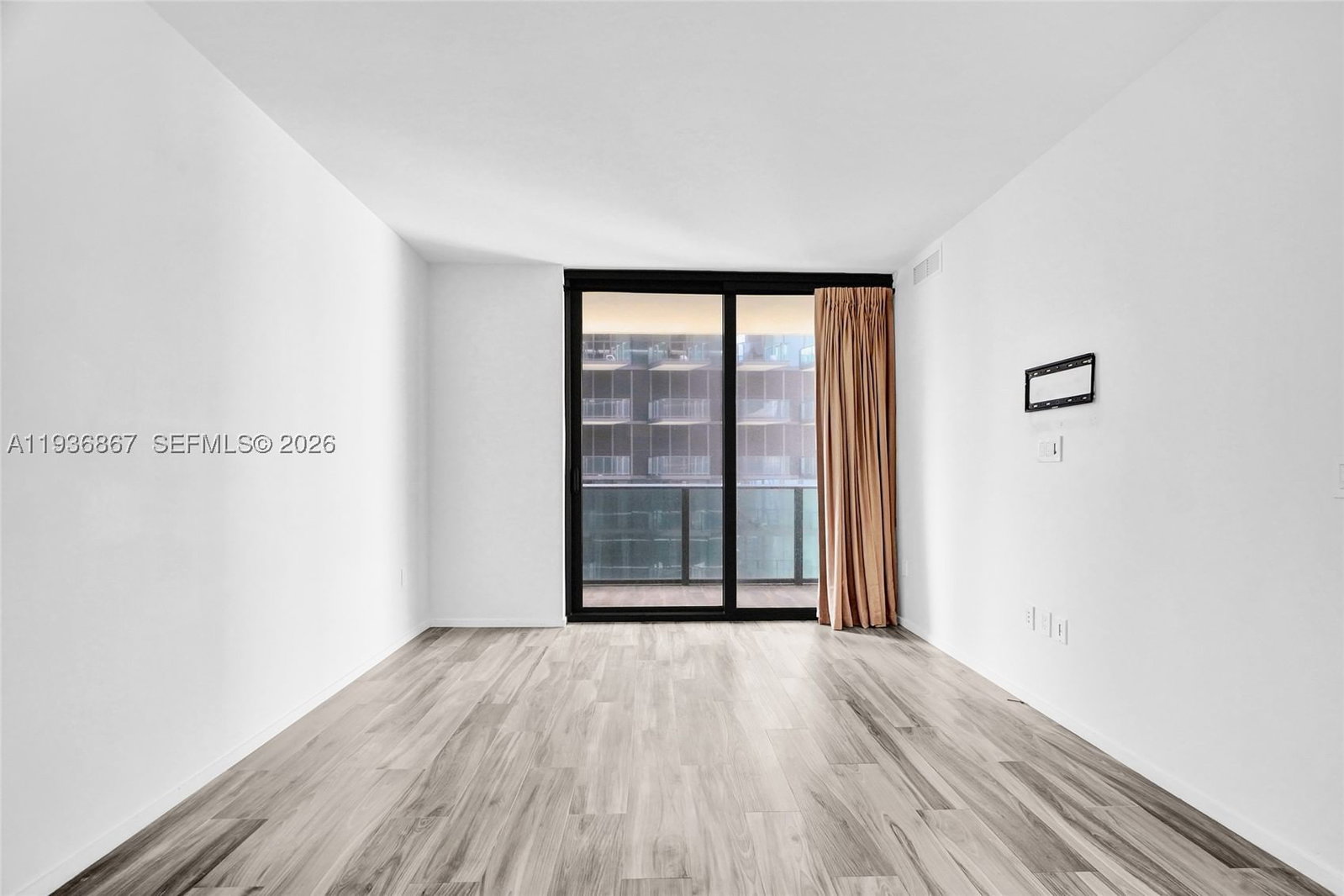 Real estate property located at 801 Miami Ave #2405, Miami-dade, 801 Sma Residences Condo, Miami, FL
