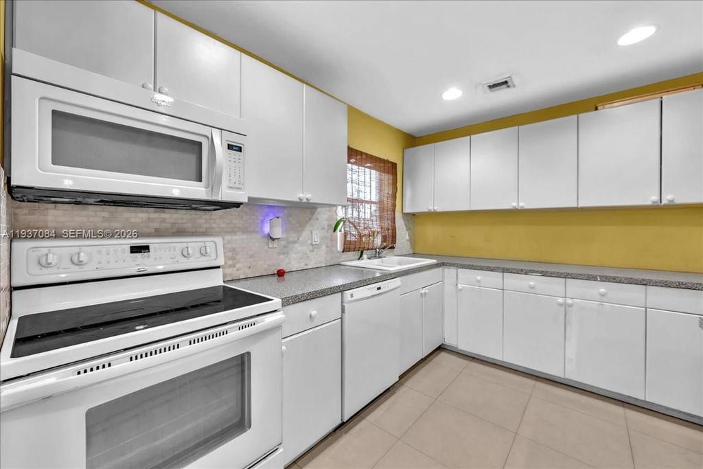 Real estate property located at 5287 193rd Ln, Miami-dade, Lakes Of Acadia Unit 4 Th, Miami Gardens, FL