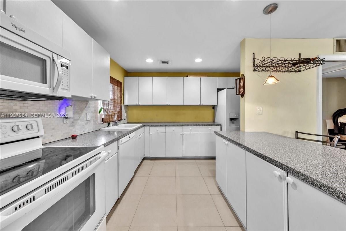 Real estate property located at 5287 193rd Ln, Miami-dade, Lakes Of Acadia Unit 4 Th, Miami Gardens, FL