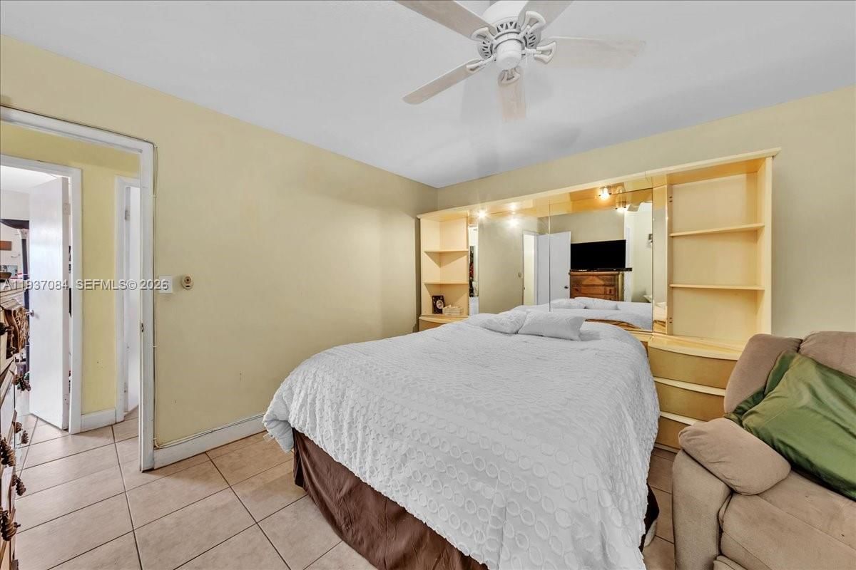 Real estate property located at 5287 193rd Ln, Miami-dade, Lakes Of Acadia Unit 4 Th, Miami Gardens, FL
