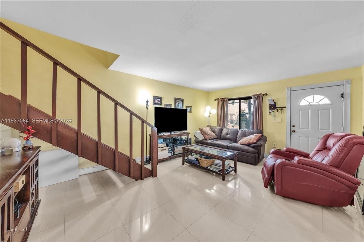 Real estate property located at 5287 193rd Ln, Miami-dade, Lakes Of Acadia Unit 4 Th, Miami Gardens, FL