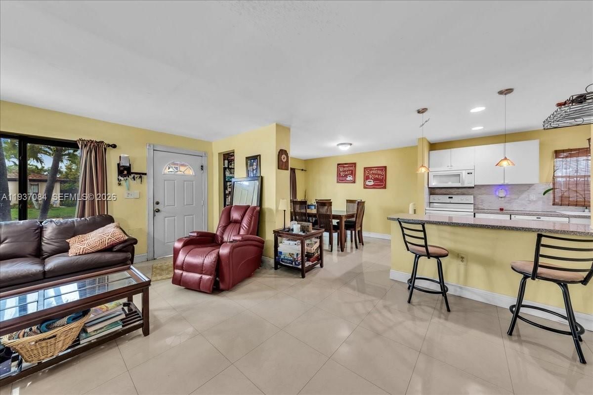 Real estate property located at 5287 193rd Ln, Miami-dade, Lakes Of Acadia Unit 4 Th, Miami Gardens, FL