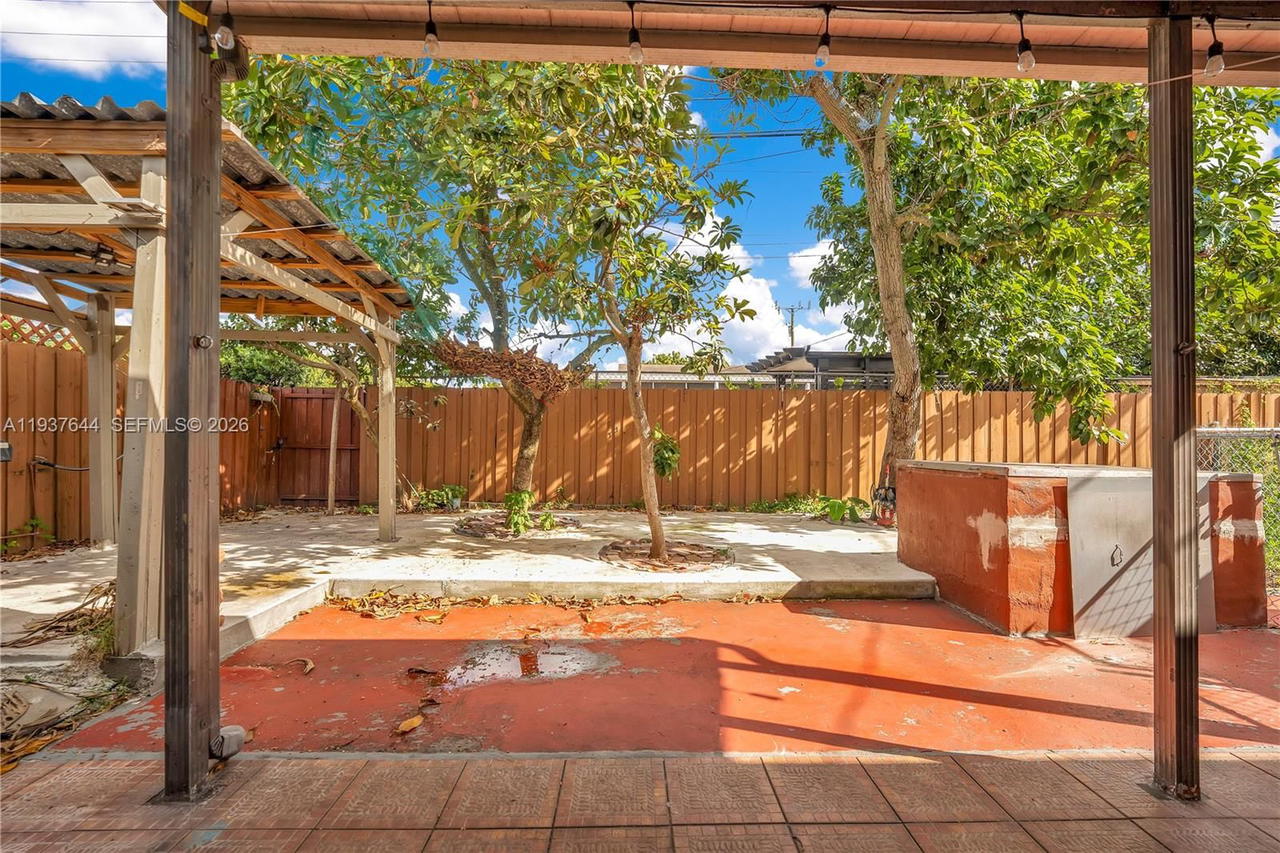 Real estate property located at 5015 Palm Ct, Miami-dade, Bradley Manor 3rd Addn, Hialeah, FL