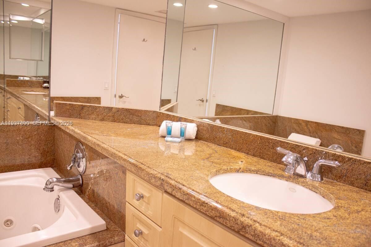 Real estate property located at 1717 Bayshore Dr B-4141, Miami-dade, Venetia Condo, Miami, FL