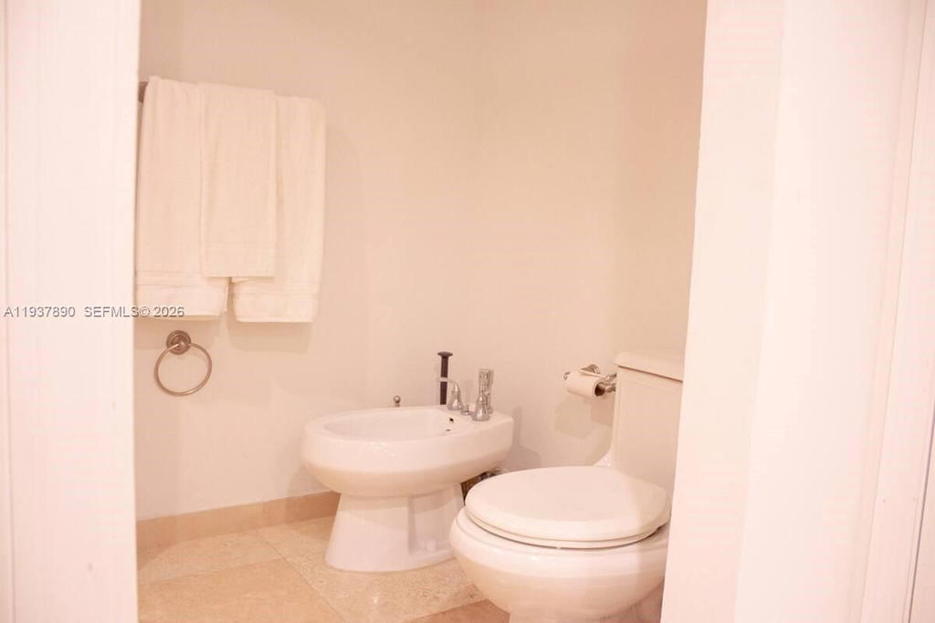Real estate property located at 1717 Bayshore Dr B-4141, Miami-dade, Venetia Condo, Miami, FL