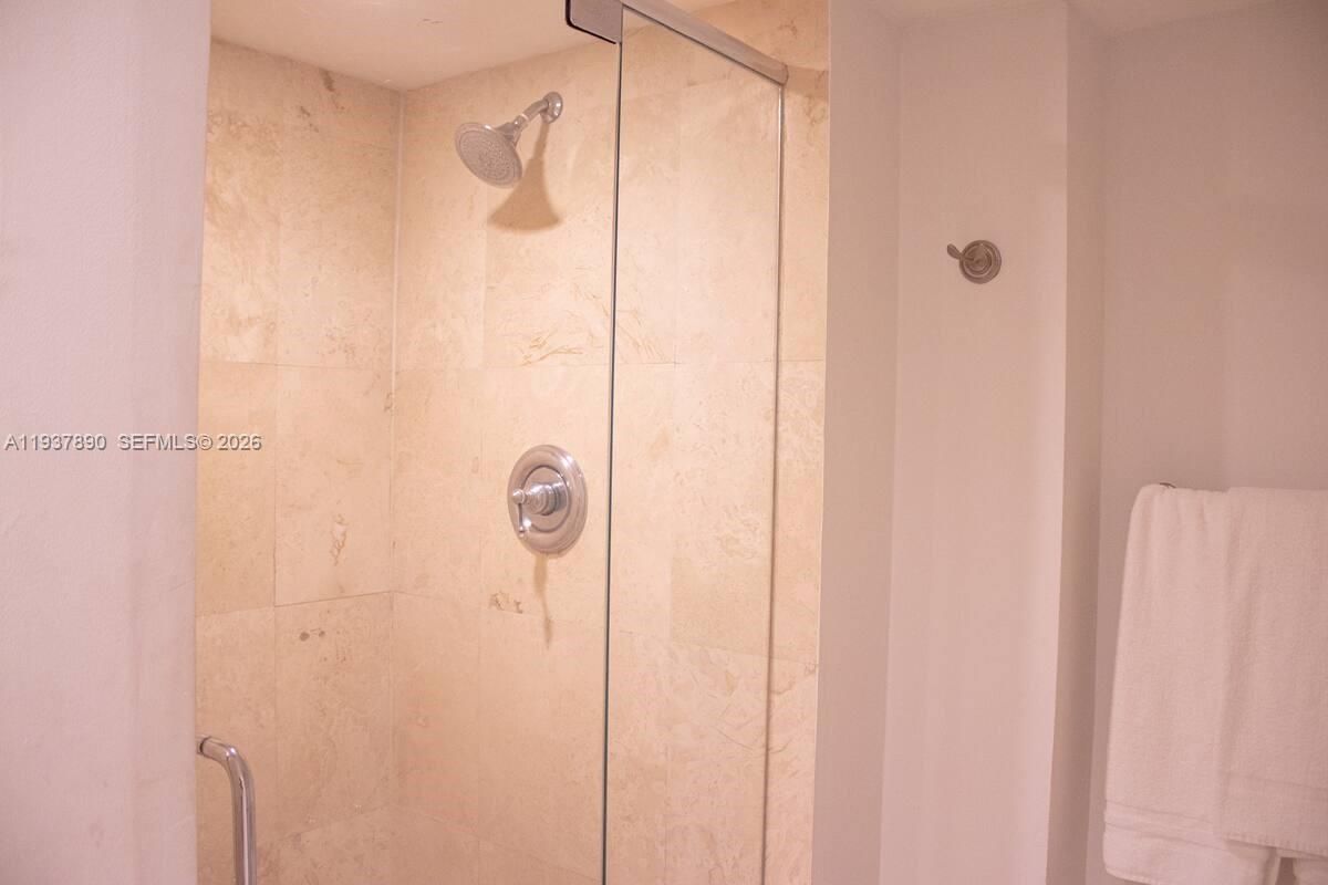 Real estate property located at 1717 Bayshore Dr B-4141, Miami-dade, Venetia Condo, Miami, FL
