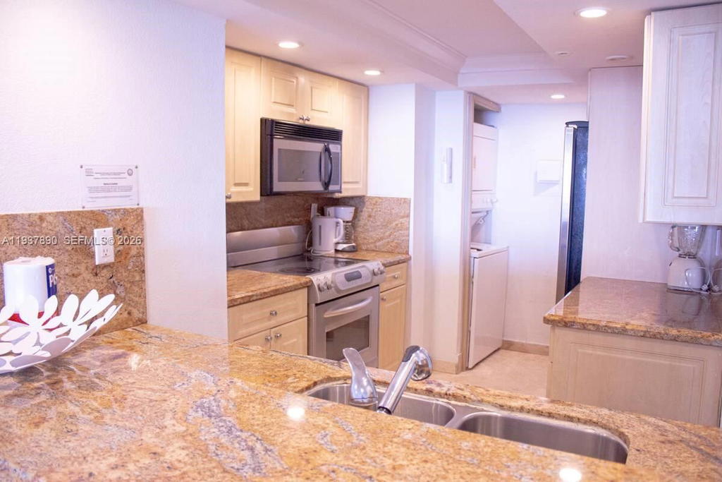 Real estate property located at 1717 Bayshore Dr B-4141, Miami-dade, Venetia Condo, Miami, FL