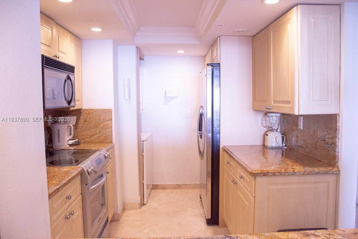 Real estate property located at 1717 Bayshore Dr B-4141, Miami-dade, Venetia Condo, Miami, FL