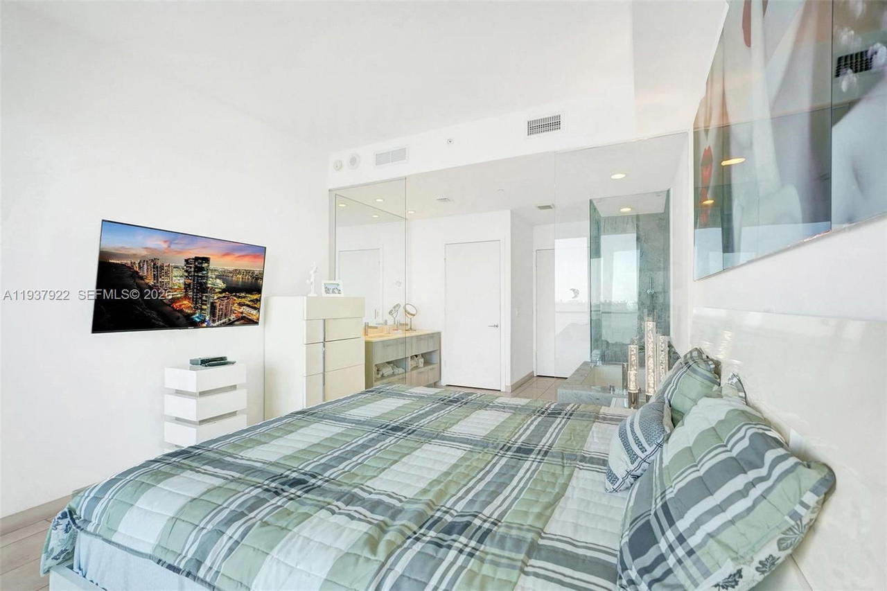 Real estate property located at 480 31st St #1705, Miami-dade, Gran Paraiso Condo, Miami, FL