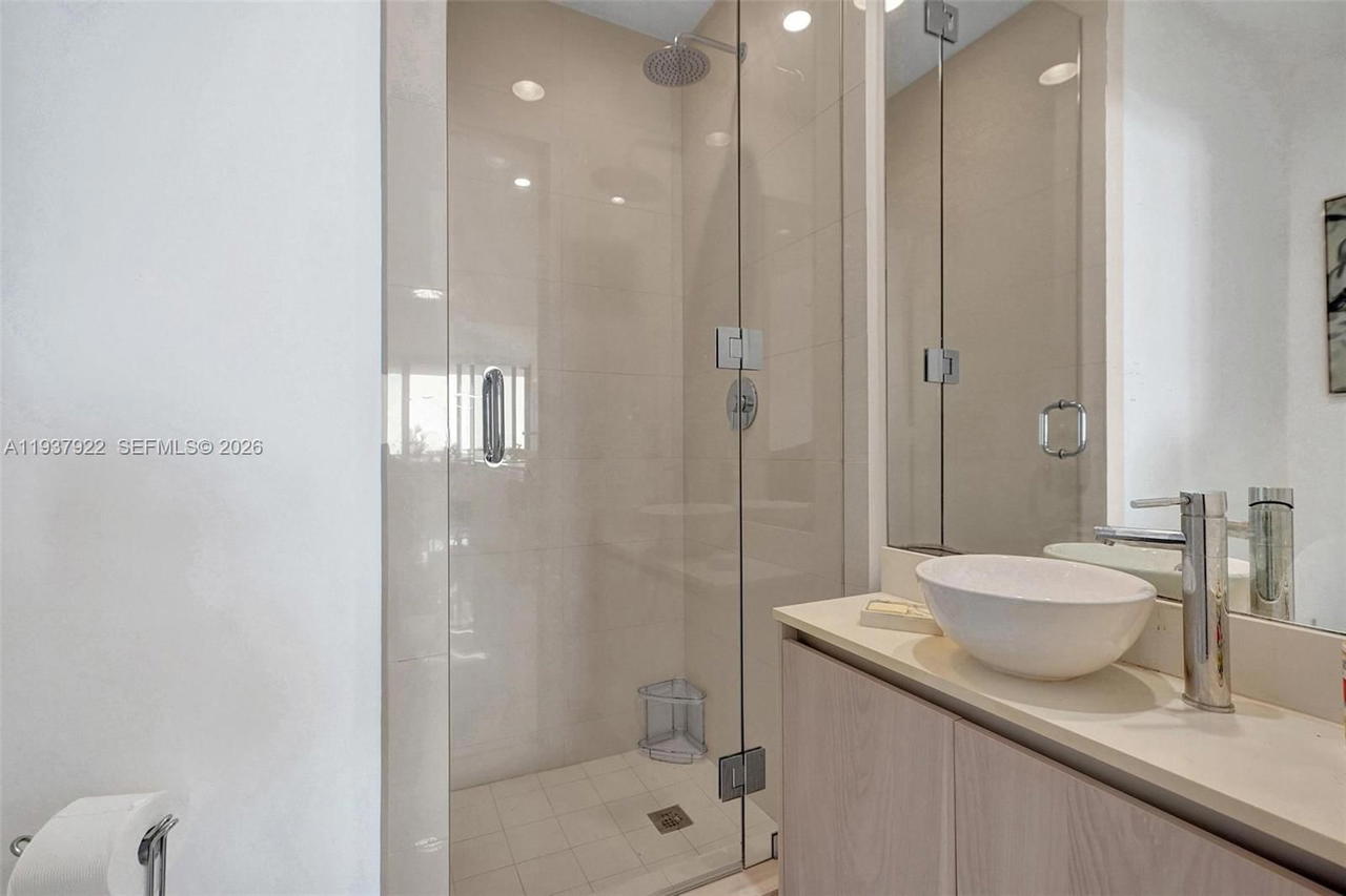 Real estate property located at 480 31st St #1705, Miami-dade, Gran Paraiso Condo, Miami, FL