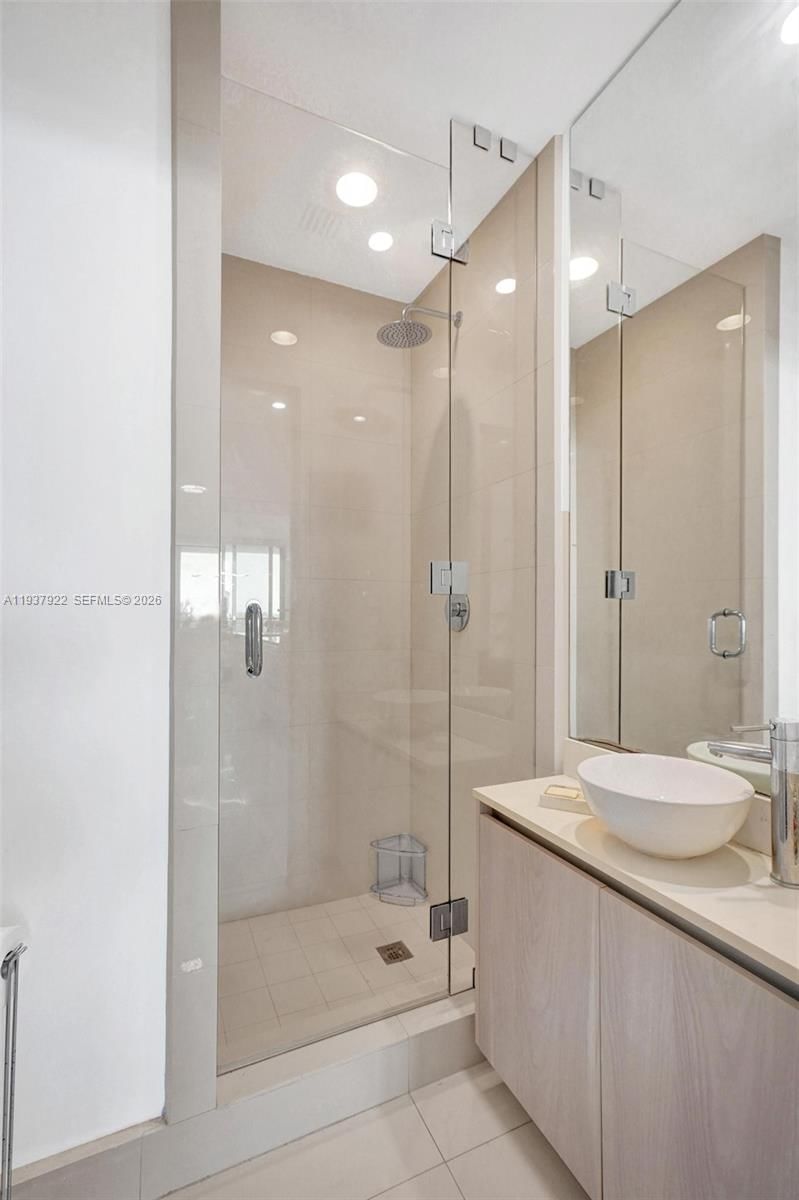Real estate property located at 480 31st St #1705, Miami-dade, Gran Paraiso Condo, Miami, FL