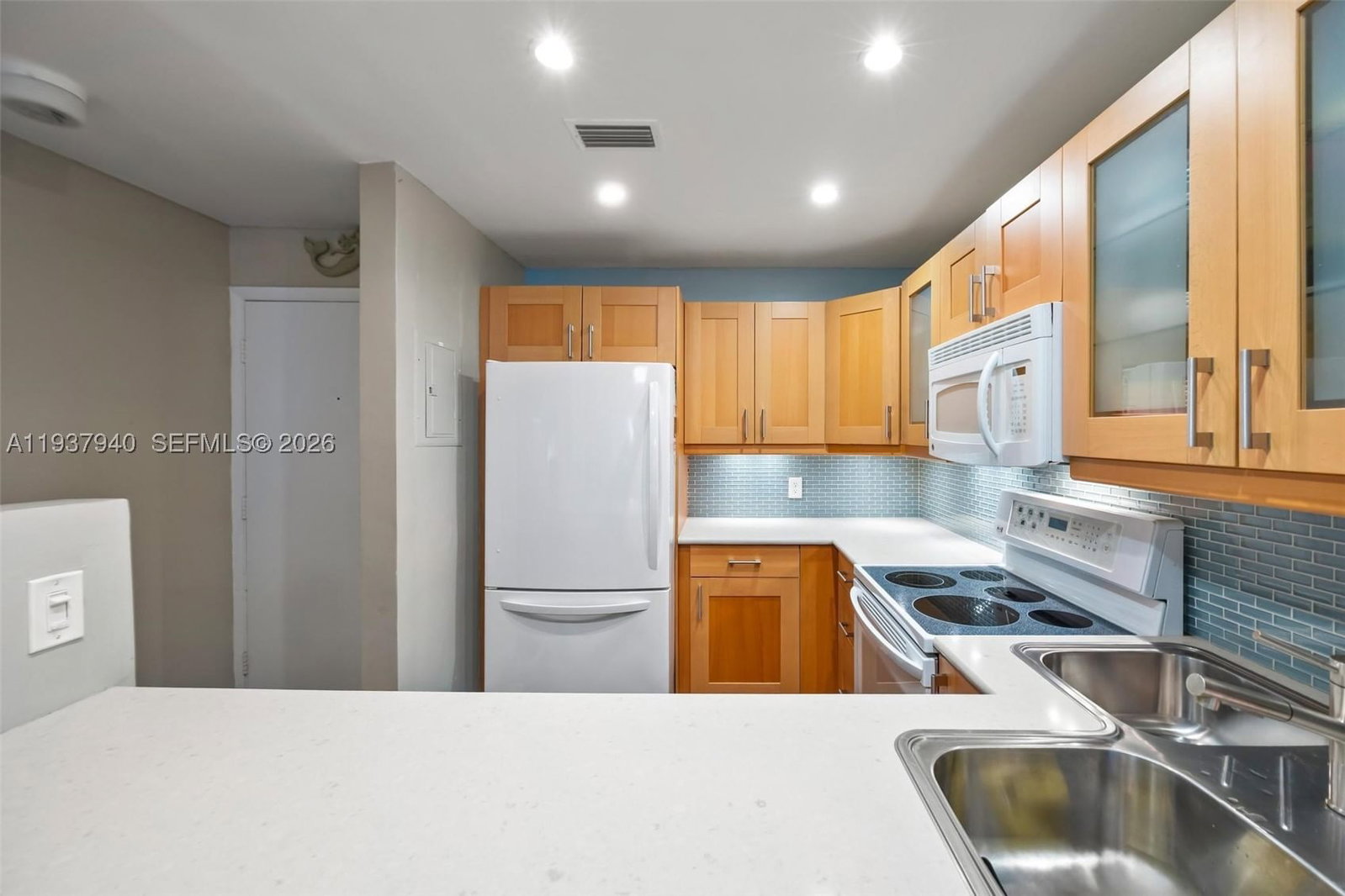 Real estate property located at 401 10th St B205, Broward, Chateau De Ville Condo, Dania Beach, FL