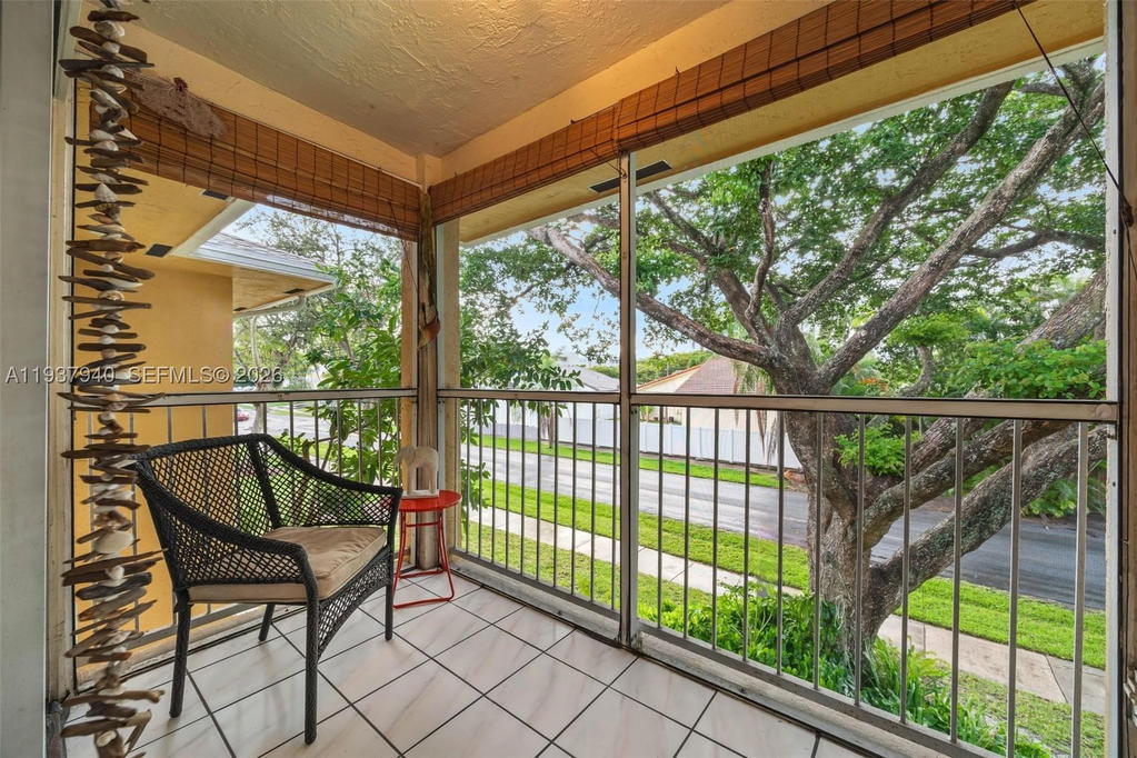 Real estate property located at 401 10th St B205, Broward, Chateau De Ville Condo, Dania Beach, FL