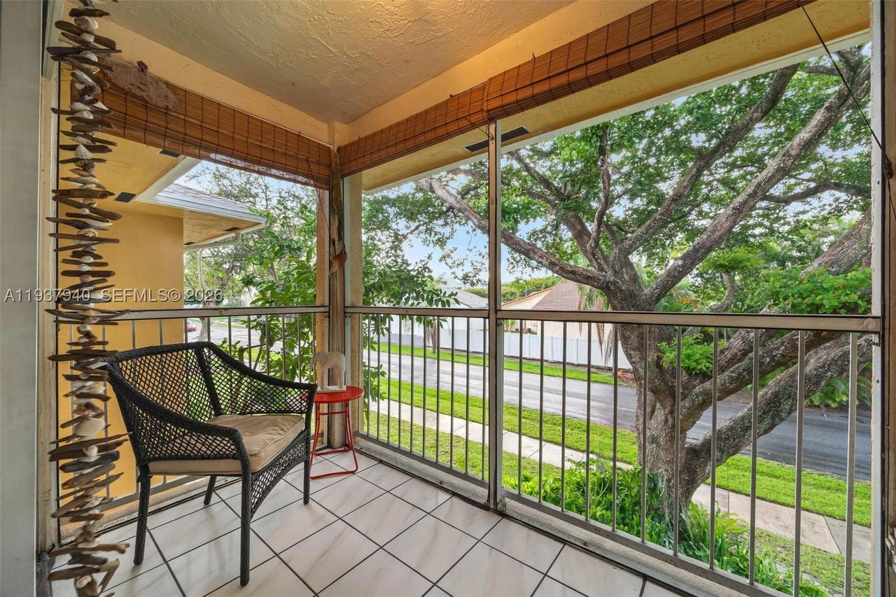 Real estate property located at 401 10th St B205, Broward, Chateau De Ville Condo, Dania Beach, FL