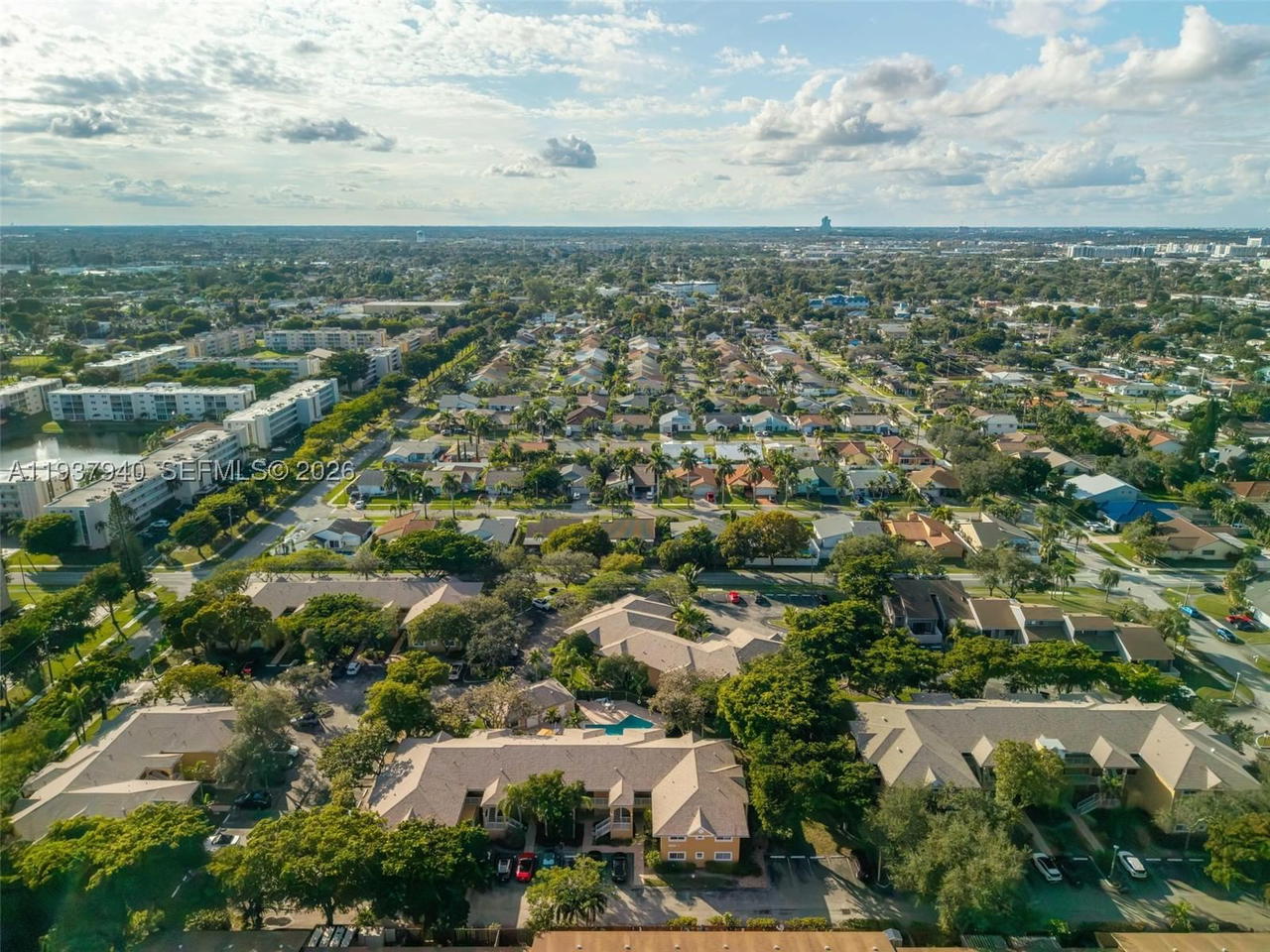 Real estate property located at 401 10th St B205, Broward, Chateau De Ville Condo, Dania Beach, FL