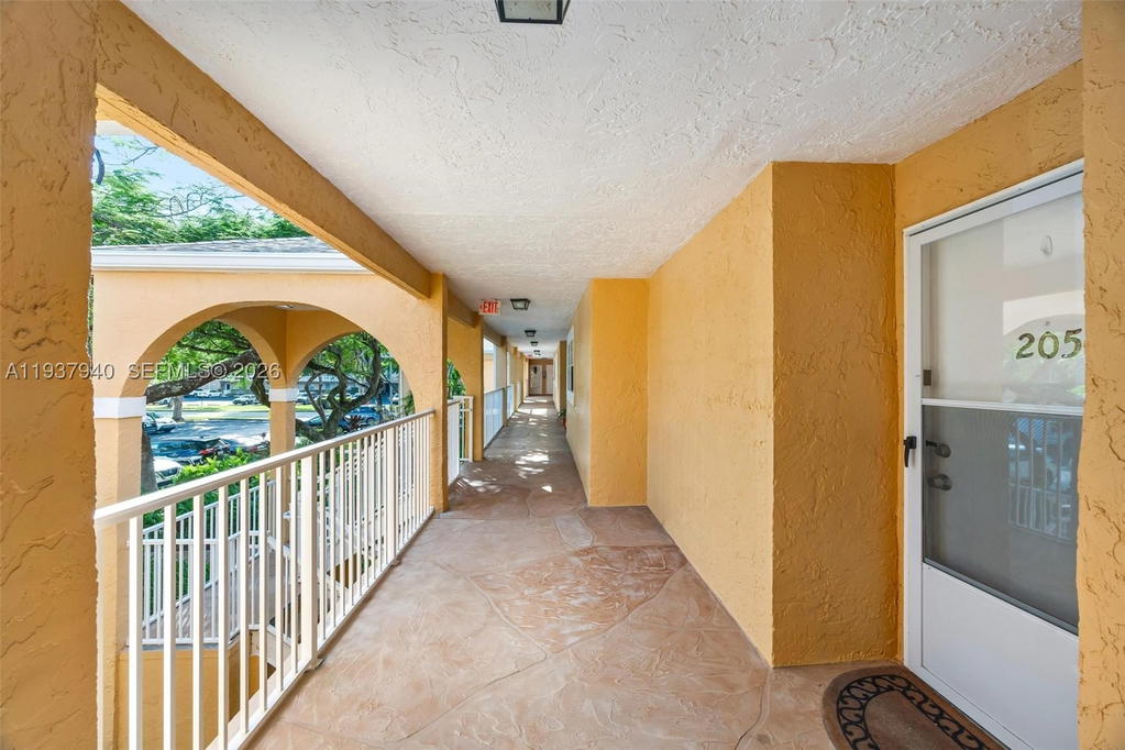 Real estate property located at 401 10th St B205, Broward, Chateau De Ville Condo, Dania Beach, FL
