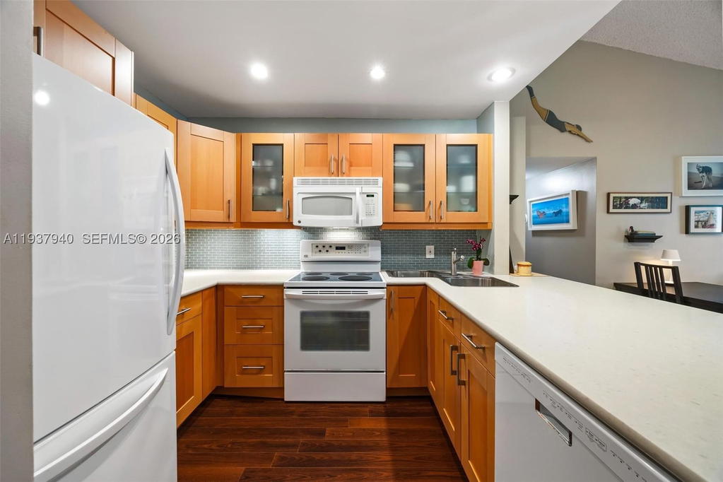 Real estate property located at 401 10th St B205, Broward, Chateau De Ville Condo, Dania Beach, FL