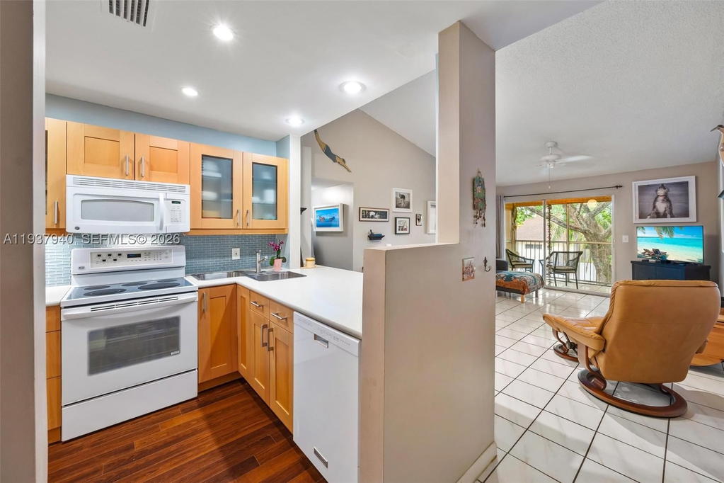 Real estate property located at 401 10th St B205, Broward, Chateau De Ville Condo, Dania Beach, FL