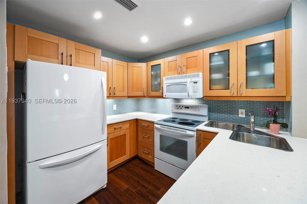 Real estate property located at 401 10th St B205, Broward, Chateau De Ville Condo, Dania Beach, FL